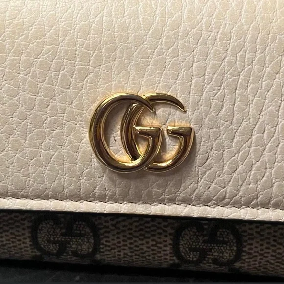 Gucci Cream Key Holder with Gold Hardware - Picture 6 of 7